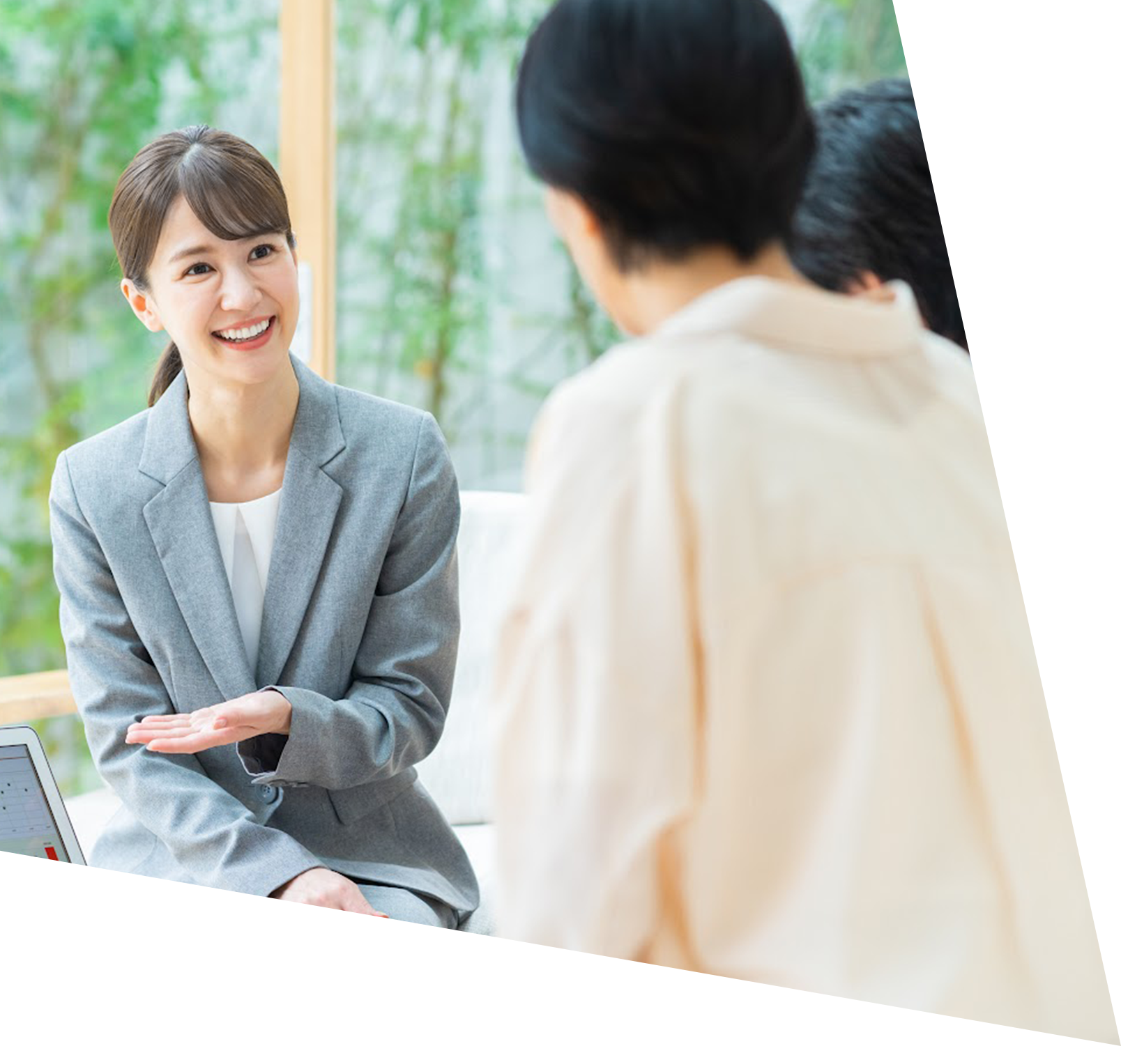 お客様にご提案する女性スタッフ